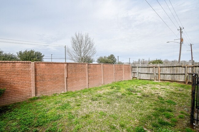 Building Photo - Nice duplex is back on the market