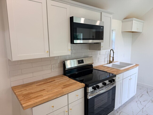 Building Photo - Cute 2 bedroom home in Prague!