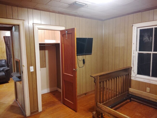 Building Photo - Vintage 2 Bedroom home near downtown Lake City