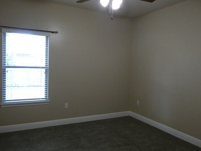 Building Photo - 3-Bedroom All Brick Home - Terra Bella