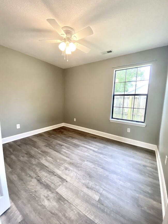 Building Photo - Beautiful 3 Bedroom 2 Bathroom House Off o...
