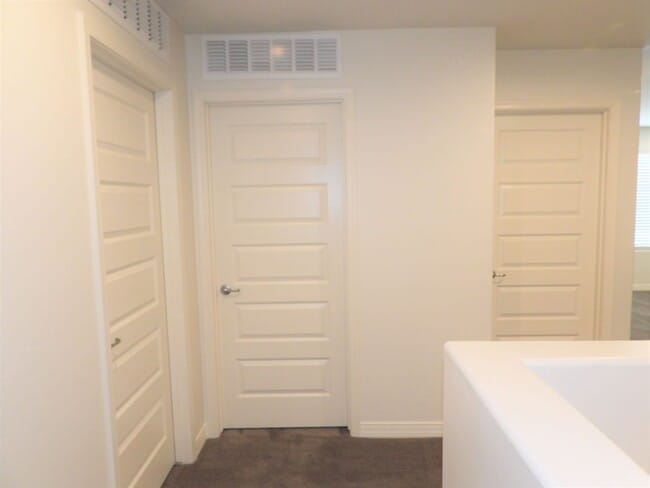 Building Photo - 4 Bedroom 2.5 Bathroom