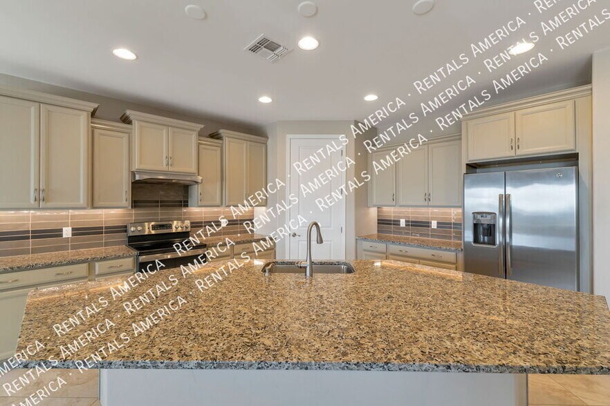 Building Photo - 7631 W Laurel Ln