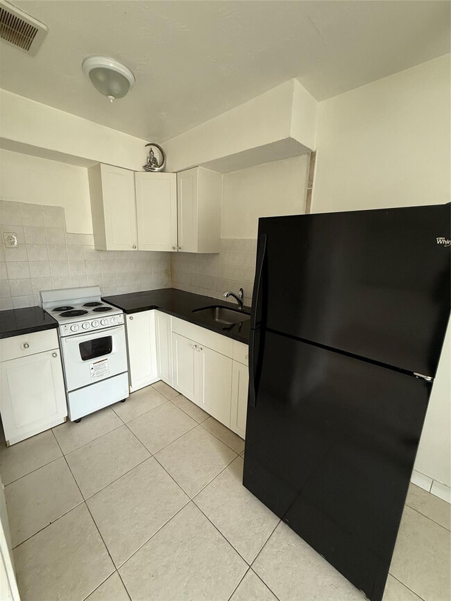 Building Photo - 2213 Lincoln St