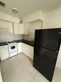 Building Photo - 2213 Lincoln St