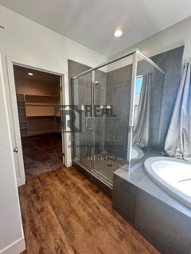 Building Photo - 823 Brookline Ln