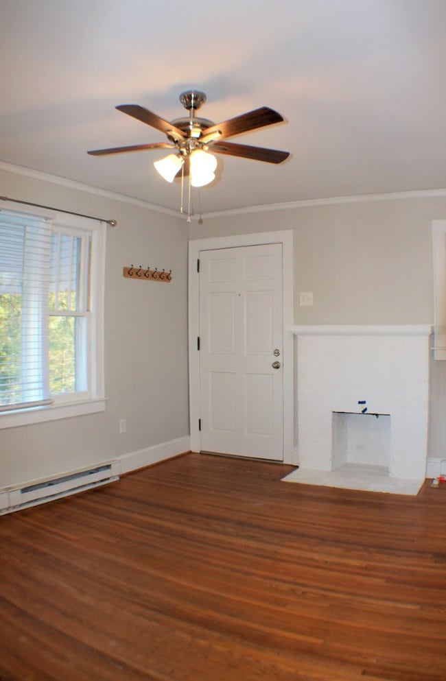 Building Photo - "Charming 2-Bed Home with Gleaming Hardwood Floors in Hendersonville!"