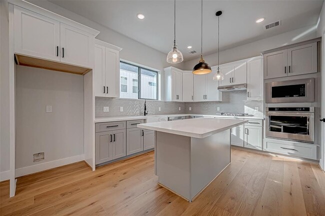 Building Photo - 1222 W 24th St