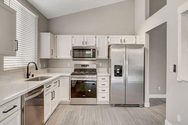 Building Photo - Fully Renovated Single Story 3bd/2bth Single Family Home