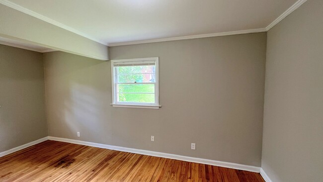 Building Photo - Hello Gorgeous !! 3- bedroom just waiting ...