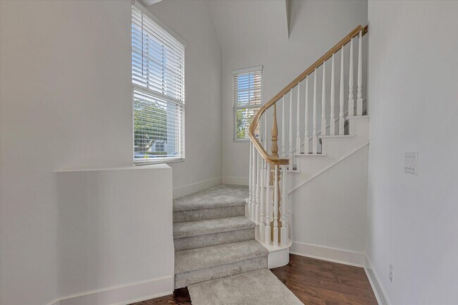 Building Photo - 928 Valencia Ave