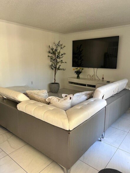 Building Photo - 1700 Embassy Dr