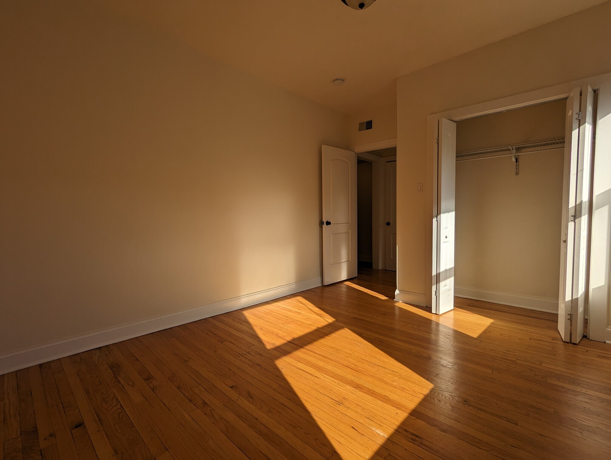 Building Photo - 4032 N Ashland Ave