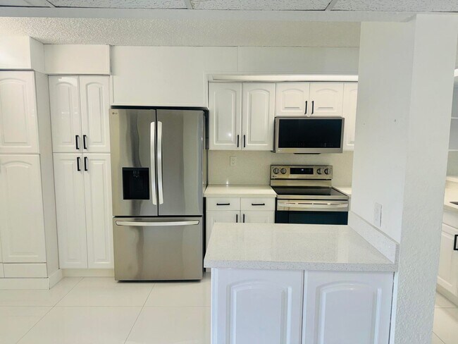 Building Photo - 9 Royal Palm Way