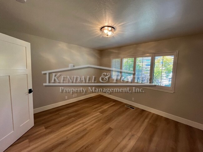 Building Photo - Beautifully Remodeled 4 Bed/2 Full Bath + ...