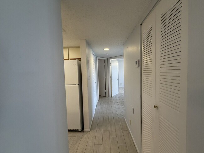 Building Photo - "2-Bed, 2-Bath Condo in Oaks IV - Your Cozy 899 Sq. Ft. Haven Awaits!"
