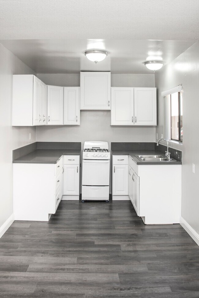 Building Photo - 734 Mountain St