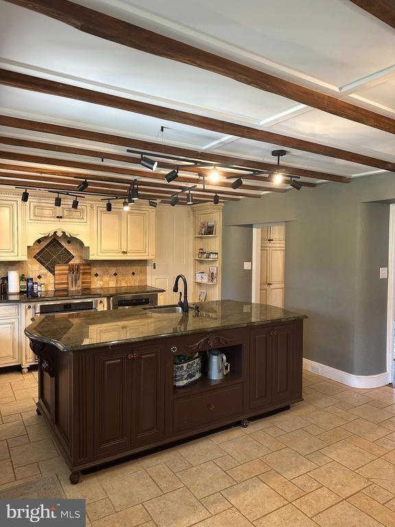 Building Photo - 553 Worthington Rd