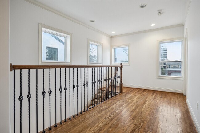 Building Photo - 1909 W Lamar St