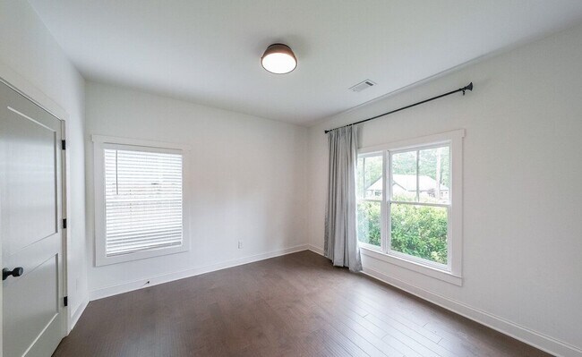Building Photo - 1321 Plaza Ave SW