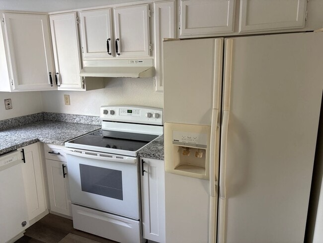 Building Photo - Recently remodeled Condo close to College