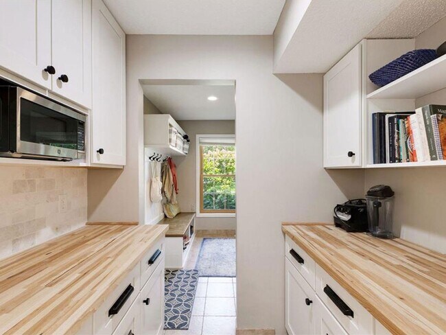 Building Photo - *Short term lease!* Spacious Like-New 2-Story with Office, Fireplace, Sunroom, Gourmet Kitchen & ...