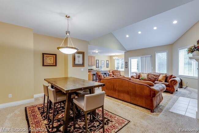 Building Photo - 1050 Oakwood Dr