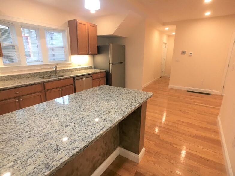 Building Photo - 67 Temple St