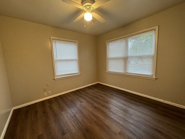 Building Photo - VINYL FLOORS, FENCED YARD 3 Bedroom Near 21st & Yale!