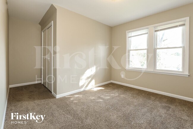 Building Photo - 14 E Willow Dr
