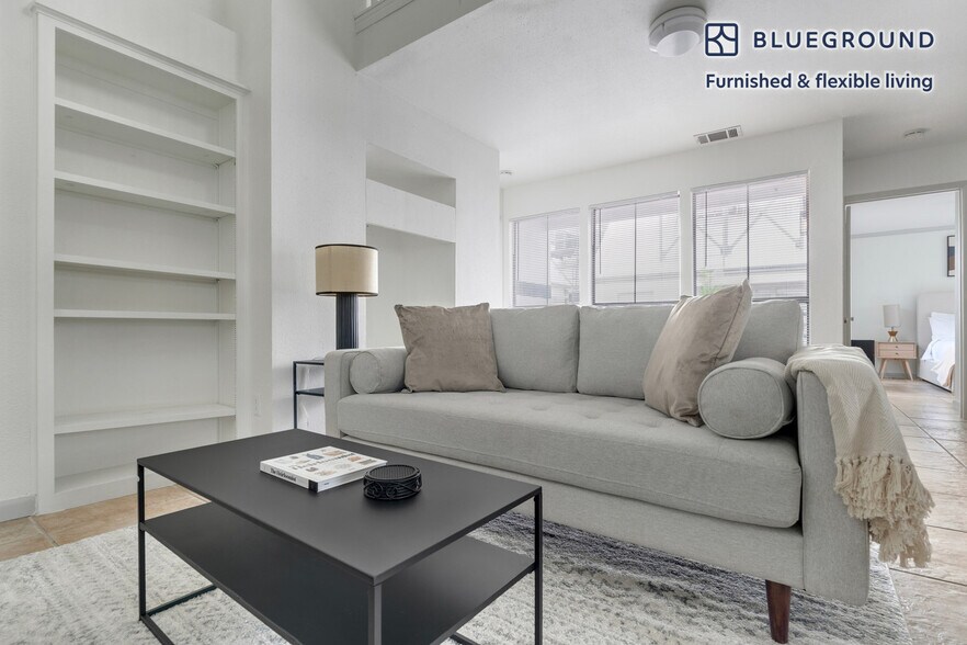 Primary Photo - 201 E 4th St