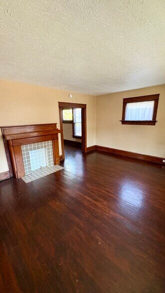 Building Photo - 132 E 31st St