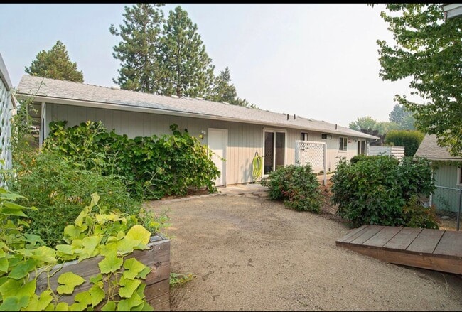 Building Photo - Great 3 Bedroom, 2 bath house Available Se...