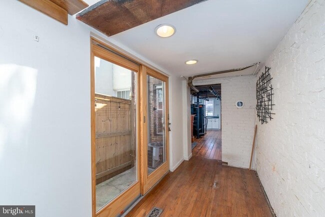 Building Photo - 840 Tyson St