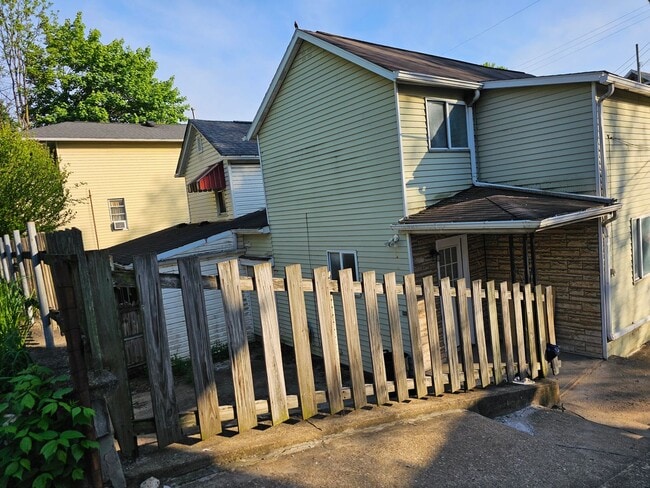 Building Photo - Spacious 2 bedroom 1 bath house for rent!