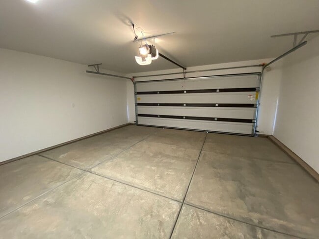 Building Photo - Beautiful 4 bed and 2.5 Bath in Desert Bluff Townhomes at Desert Canyons