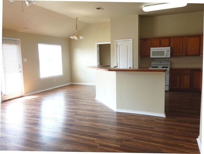 Building Photo - South Tyler - Handsome 3 Bedroom, 2 Bath H...