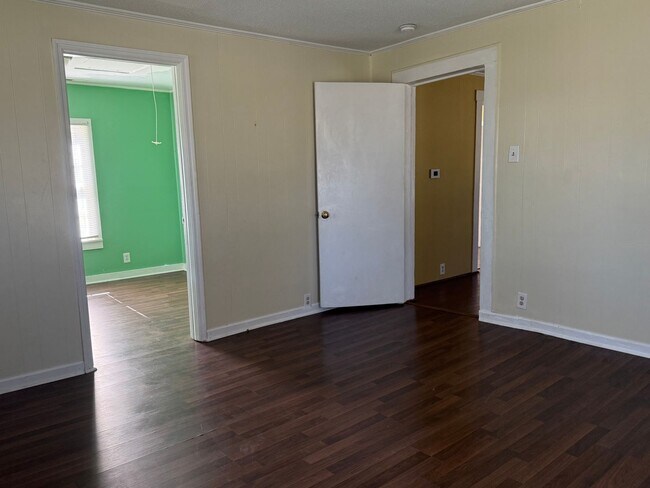 Building Photo - AMAZING LOCATION, Ranch Home Downtown Smit...