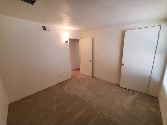 Building Photo - 4 bedrooms and 2 bathrooms with A/C.