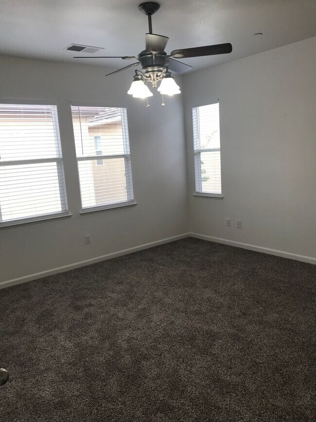 Building Photo - 4BR|2.5BA Townhome w/Garage|Yard|Water |Se...