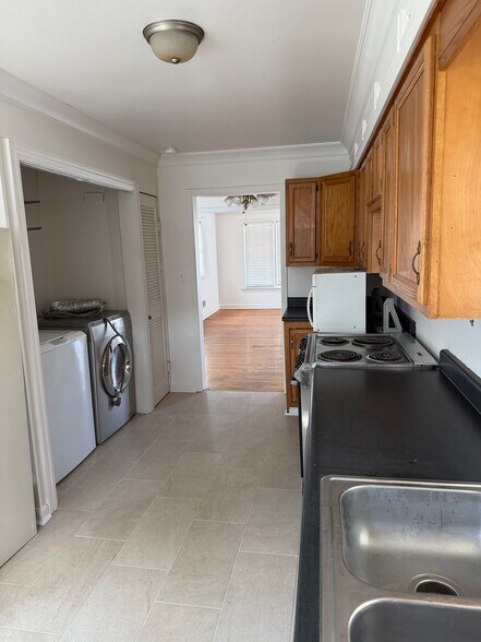 Building Photo - 1632 Stafford Ave