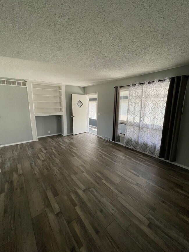 Building Photo - ~ APPLICATIONS PENDING ~ 4 bedroom, 2 bath...