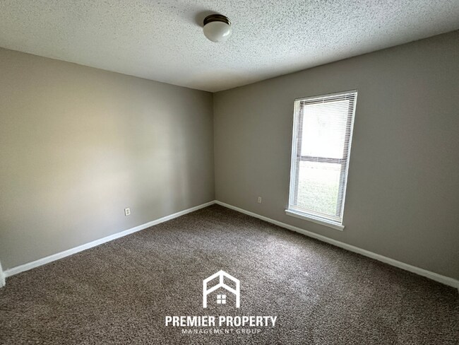 Building Photo - Move-In Ready 3BR Home in 38141 - Sunny Bay Window, Attached Garage & Fenced Yard