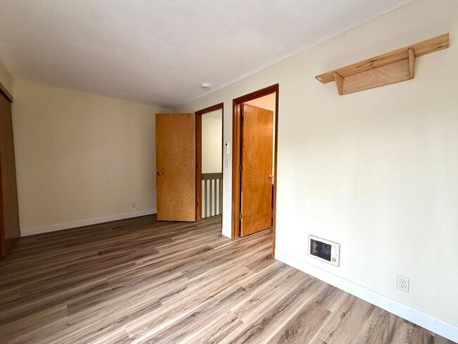 Building Photo - **$1000 DEPOSIT + FREE FIRST MONTH'S RENT** 3 Bed 1.5 Bath Townhouse In Garden Home~ A/C~ Wood Bu...