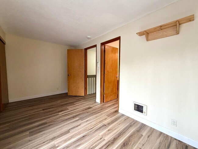 Building Photo - 3 Bed 1.5 Bath Townhouse In Garden Home~ A/C~ Wood Burning Fireplace~ Washer/Dryer Hook-Ups~ Off ...