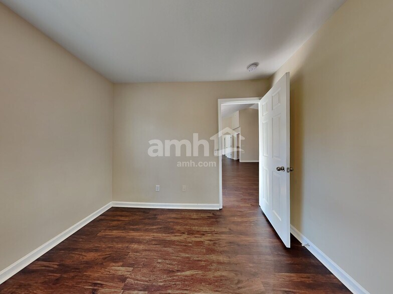 Building Photo - 147 Crescent Creek Ct