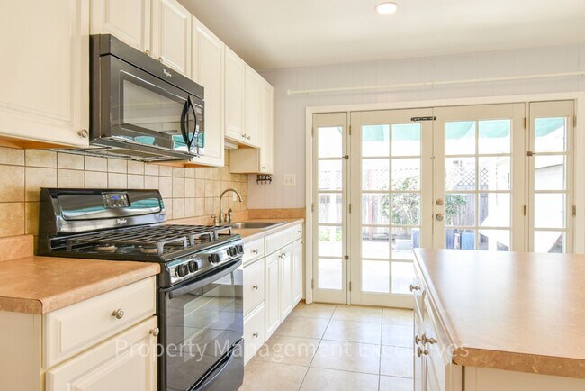 Building Photo - Nice Studio Blocks to Beach