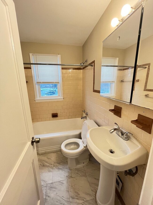 Building Photo - Beautiful 3 Bedroom 1 Bathroom East Baltim...