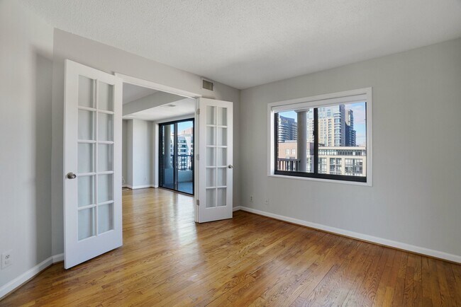 Building Photo - 1600 N Oak St