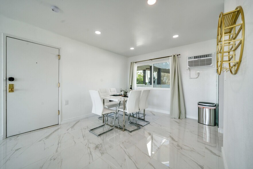 Building Photo - 8400 De Longpre Ave